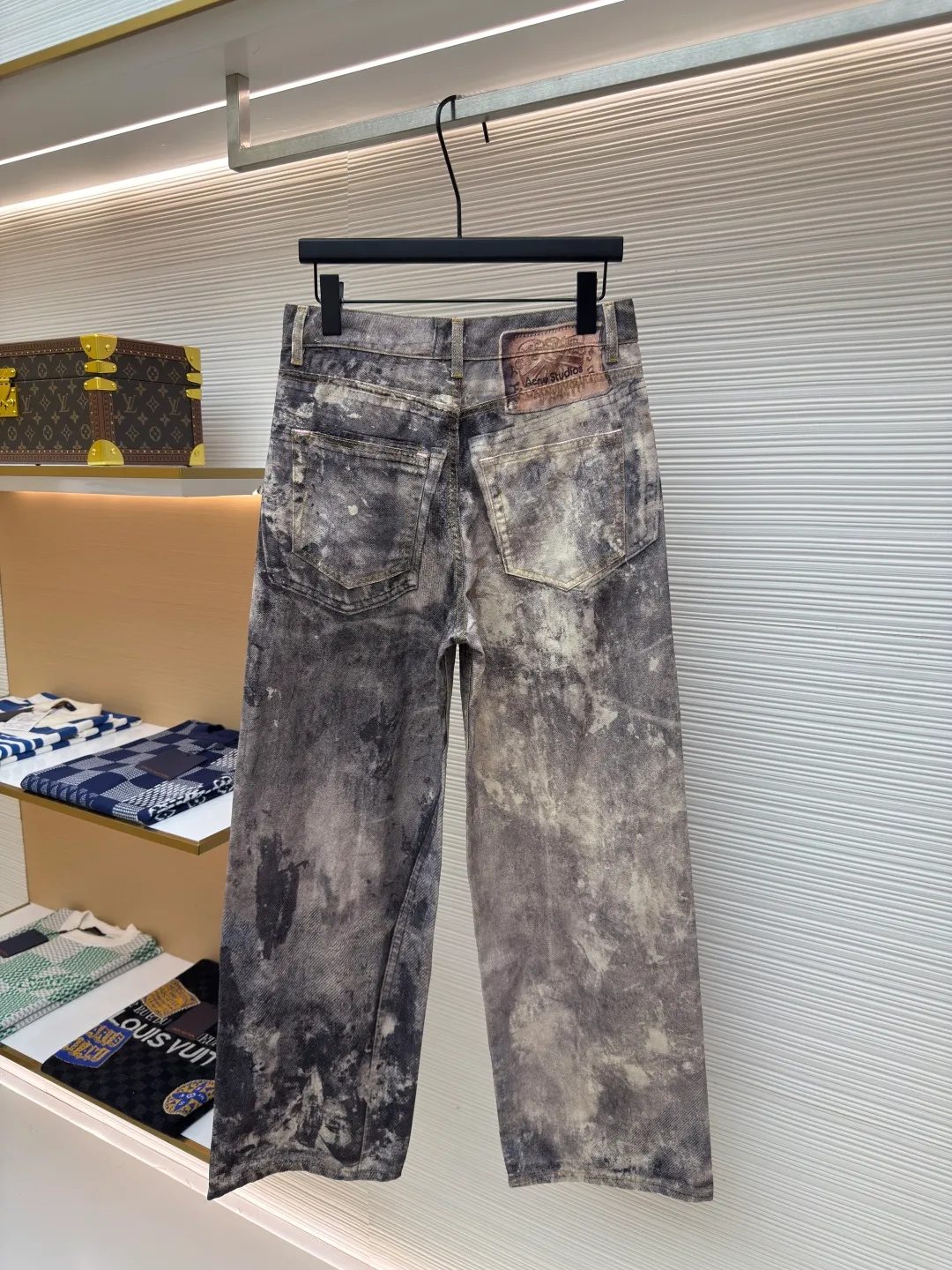 Acne Studios 3D printed jeans ●Item number: 1680127-A75 ●Fabric: brushed and non-elastic ●Technology: 3D printing ●Version: fitted fit ●Size: 44-46-48-50-52 ●Description: Brushed non-elastic fabric can produce a 3D effect. The difficulty is to correct the printing details eight times before and after, adjust the color six times, and then use laser burning to position and cut. This series is quite complicated. It can be matched with the same style to create a fashionable look and control various occasions. Customized accessories, three complete standards, the same style for men and women!
